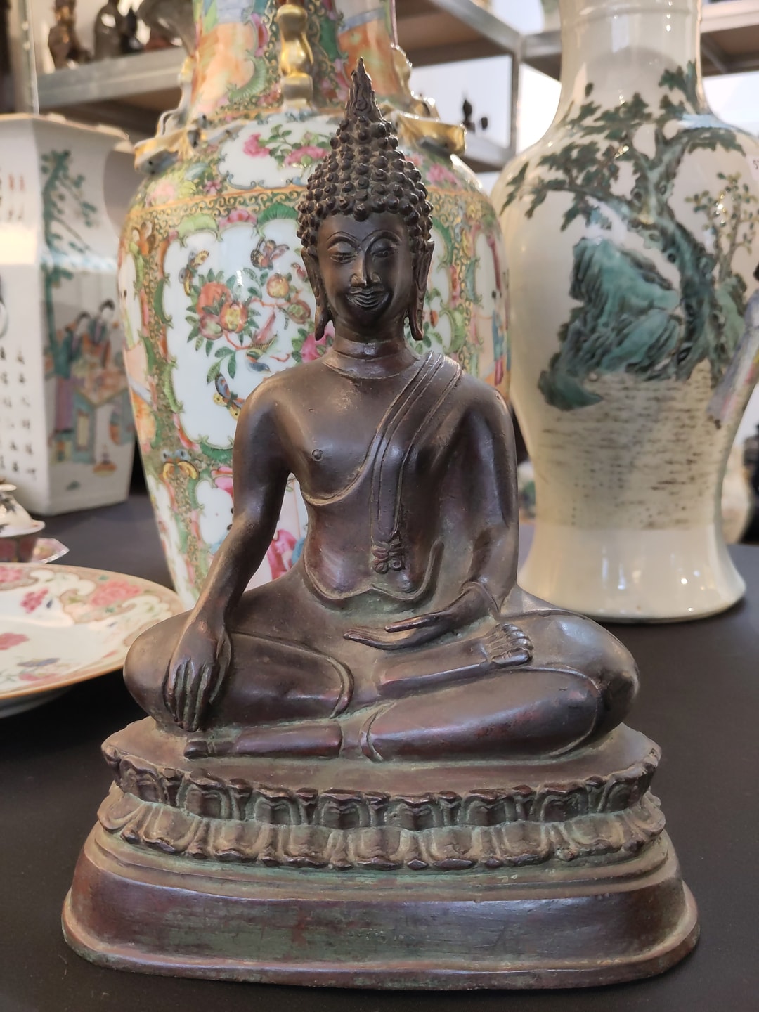 Statue de Bouddha en bronze patiné siamois du XIXe siècle, geste de la prise de la Terre à témoin, 24 x 20,5 cm