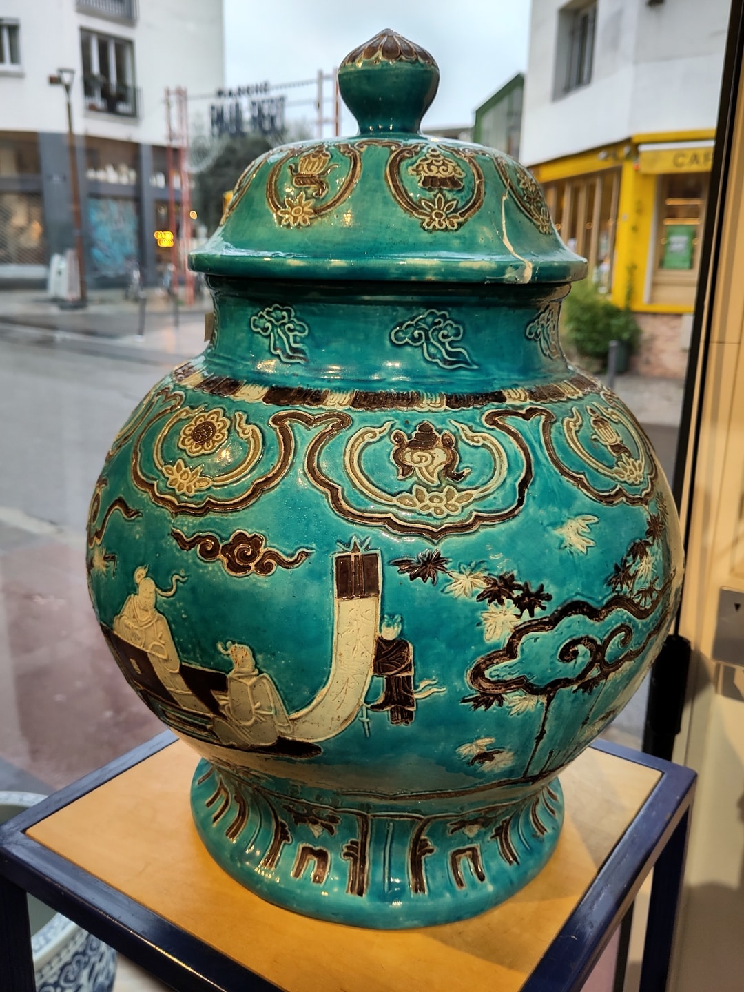 Paire de potiches couvertes en porcelaine chinoise du XIXe siècle, décor Fahua de scènes de lettrés, émaux pourpre, turquoise, crème et manganèse, hauteur 46,5 cm