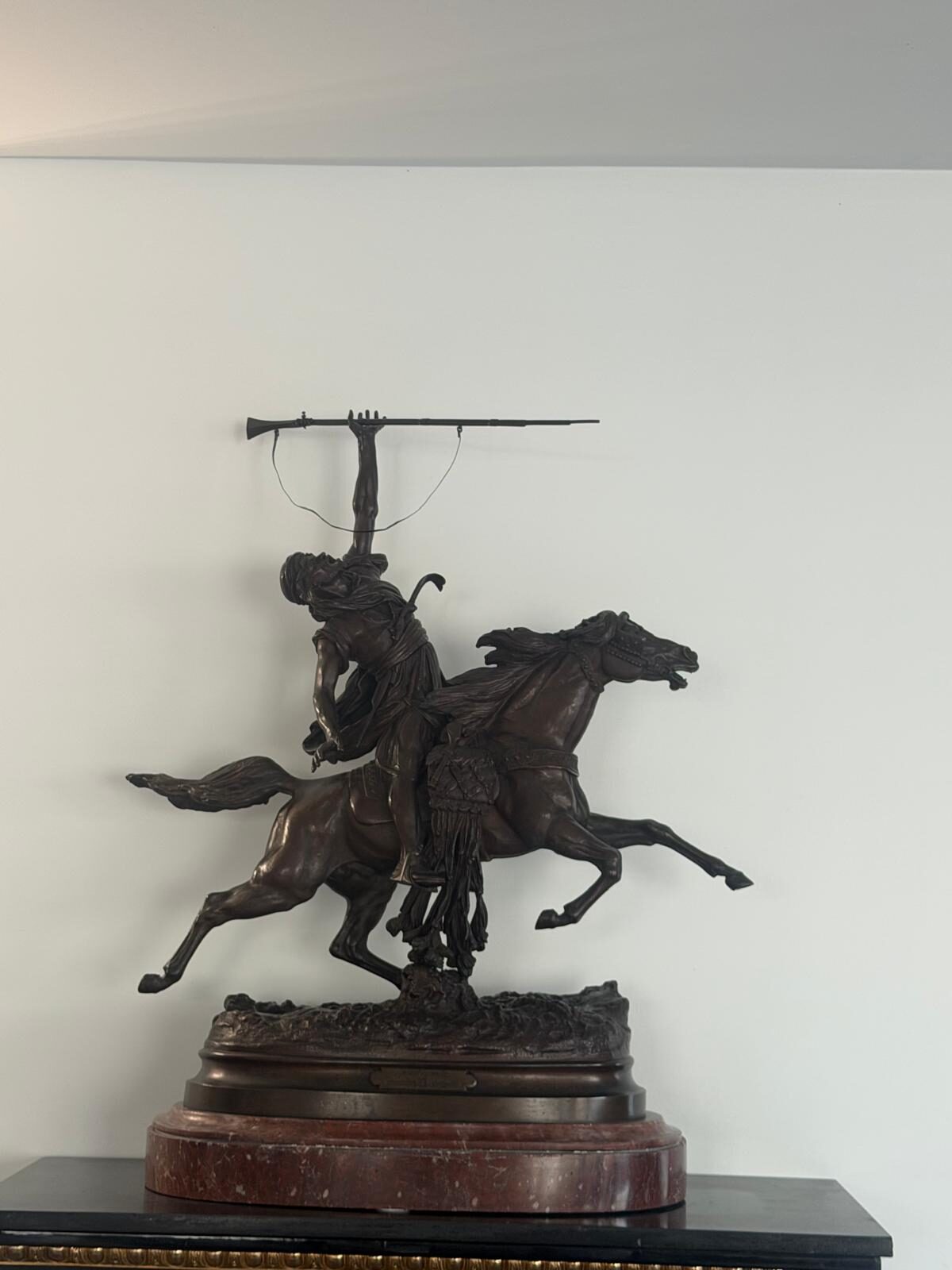 Le bronze Fantasia vu de profil : le cheval lancé au triple galop, le cavalier cambré en arrière tenant son long fusil au-dessus de la tête