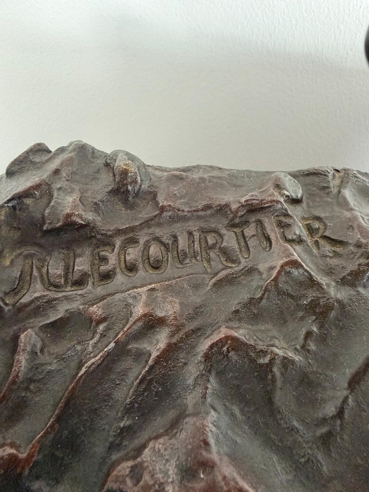 Signature Lecourtier gravée dans la terrasse rocheuse du bronze, sous les sabots du cheval