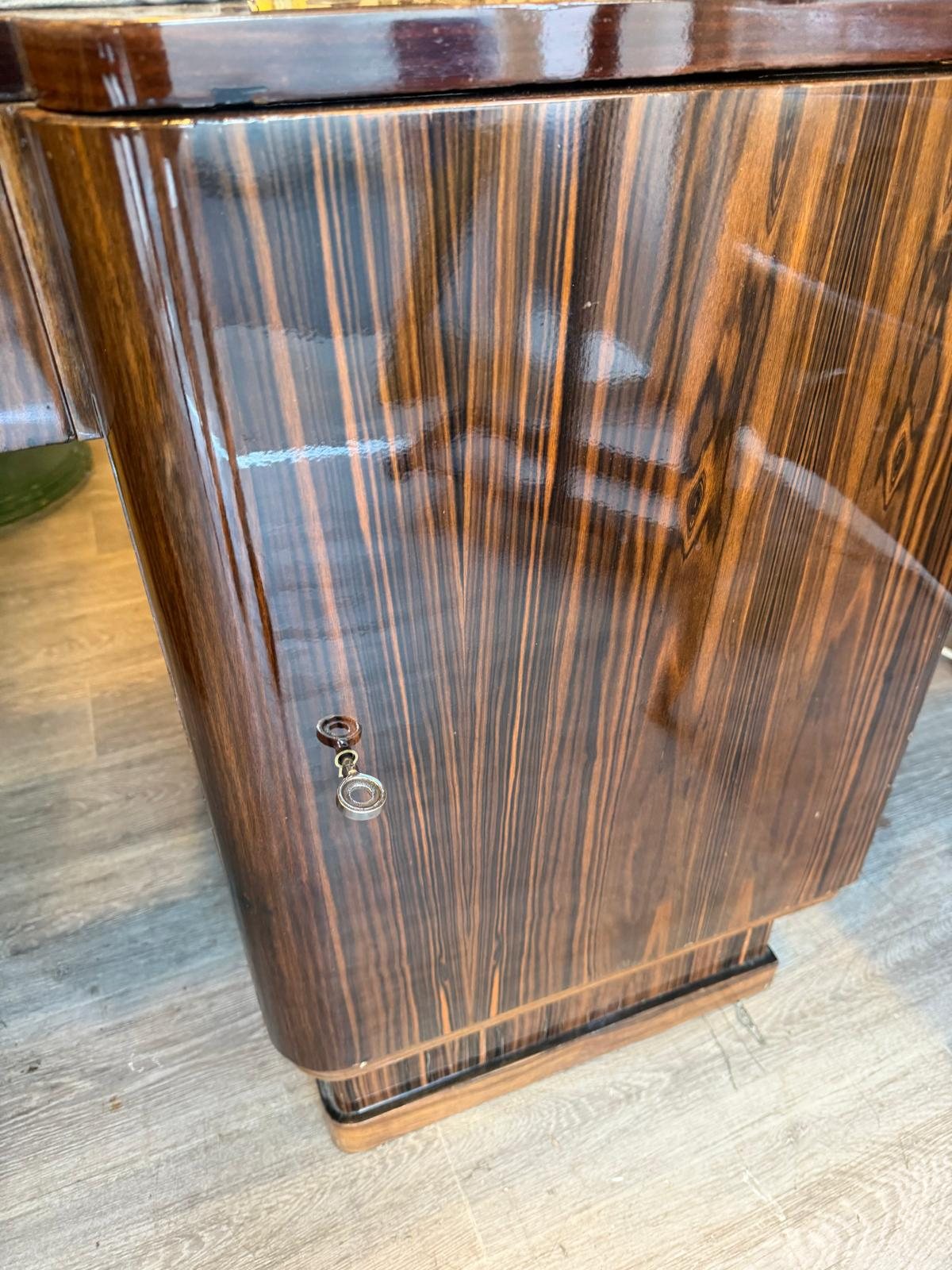 Caisson arrondi du bureau Art déco et son entrée de serrure, veines sombres et miel de l'ébène de Macassar
