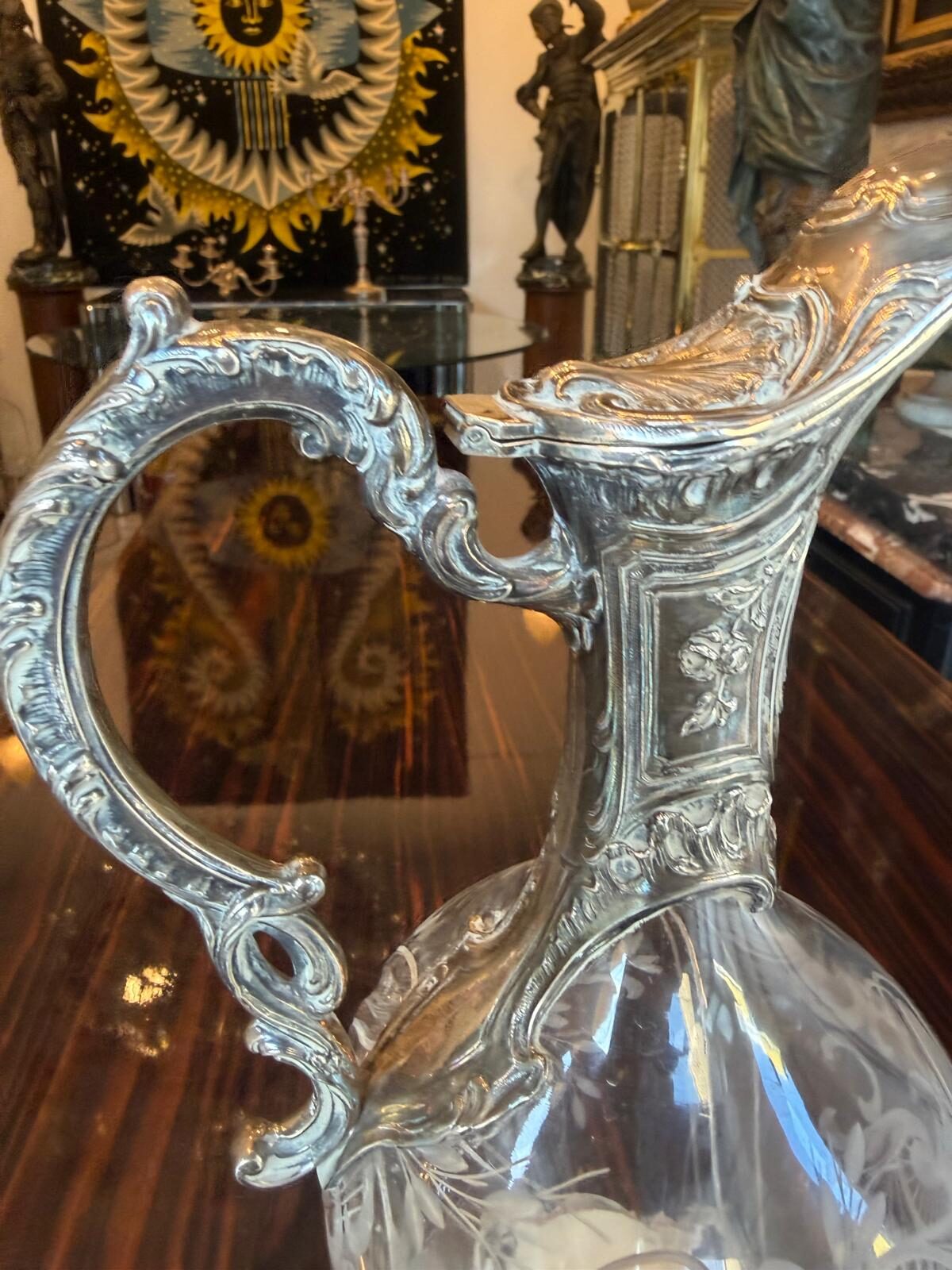 Anse en argent à enroulements feuillagés et couvercle à charnière, décor rocaille ciselé de coquilles et de roses