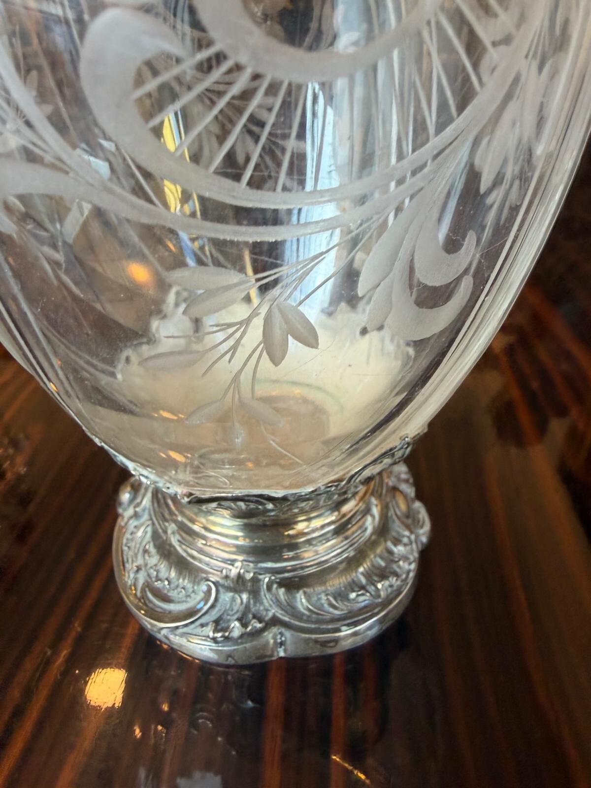 Panse en cristal gravé à la roue, rinceaux et gerbes rayonnantes, et pied chantourné en argent qui enserre le cristal