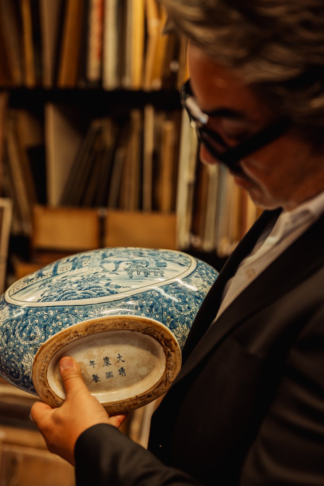 Gros plan sur la marque de règne Da Qing Kangxi nian zhi en six caractères bleus sous la base de la gourde