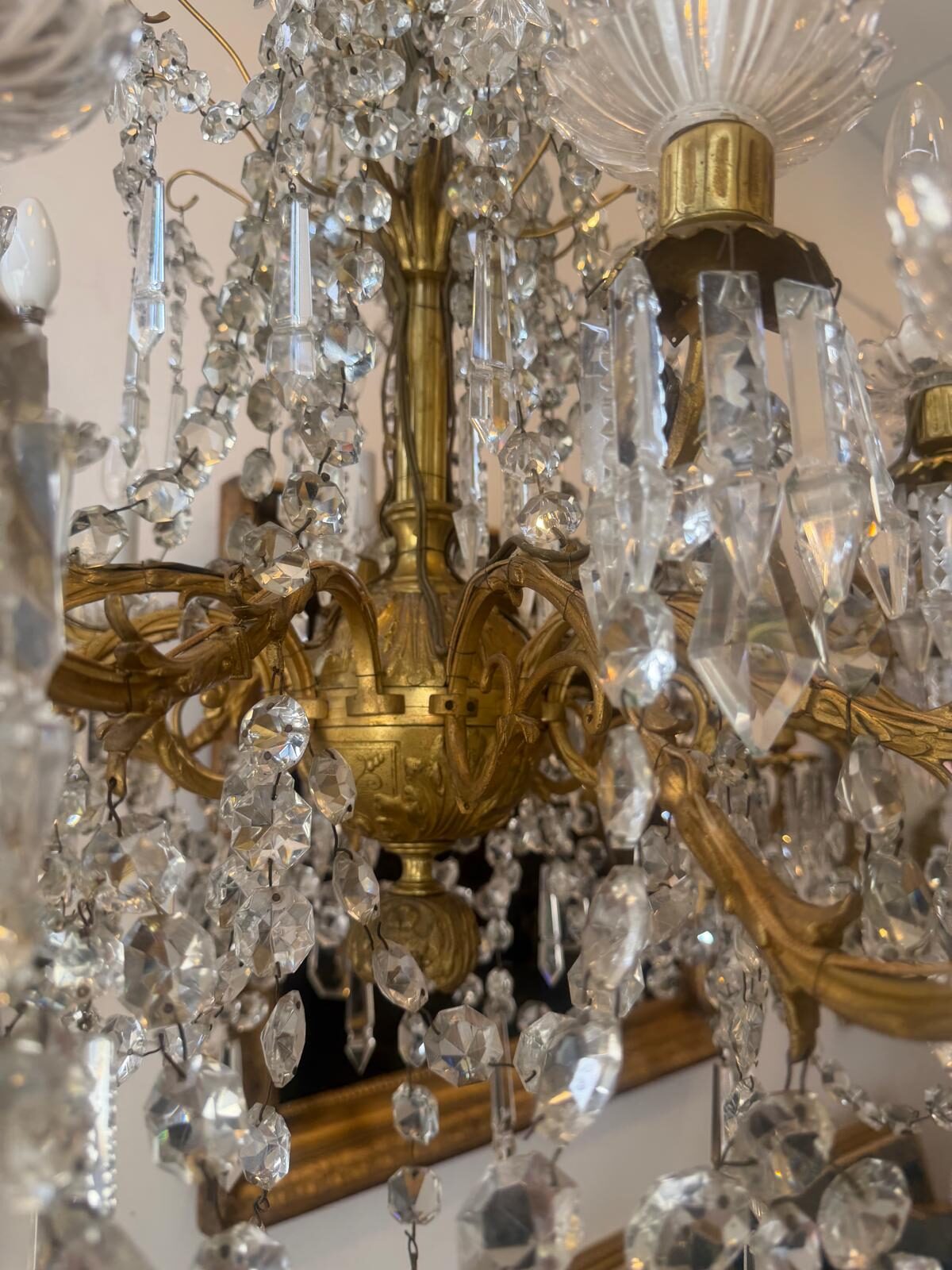 Couronne de bronze doré ciselée de feuillages et de palmettes, et chaînes de perles de cristal qui retombent du fût