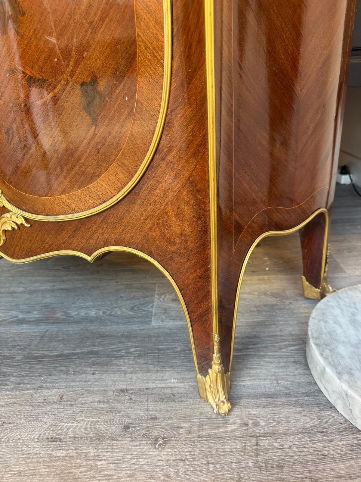 Pied cambré du meuble d'appui terminé par un sabot en bronze doré
