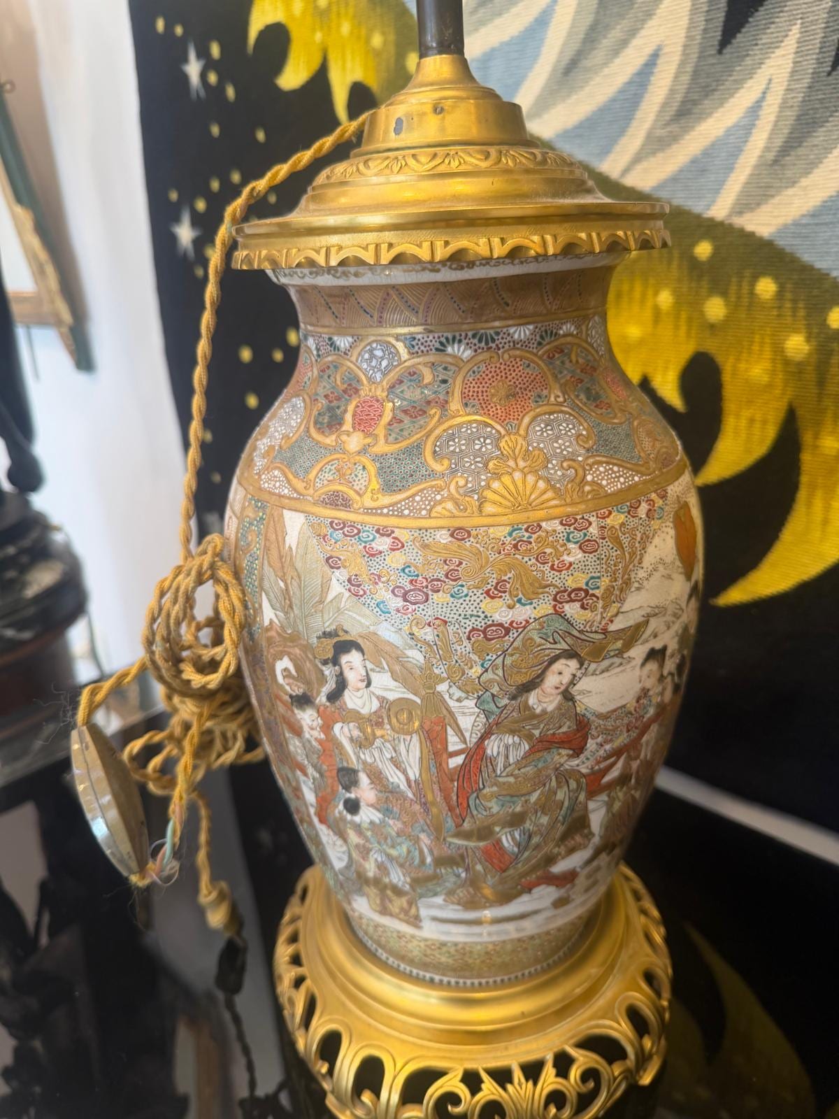 Détail de la seconde lampe : scène de personnages en kimono sous des arbres fleuris, émaux polychromes et rehauts d'or, monture en bronze doré