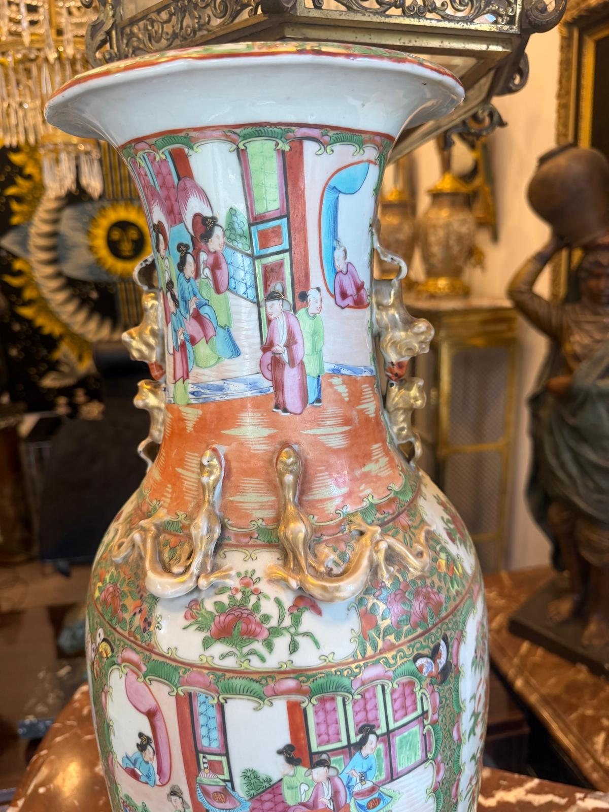 Col évasé du vase de Canton orné de chiens de Fô et de salamandres modelés en relief et dorés