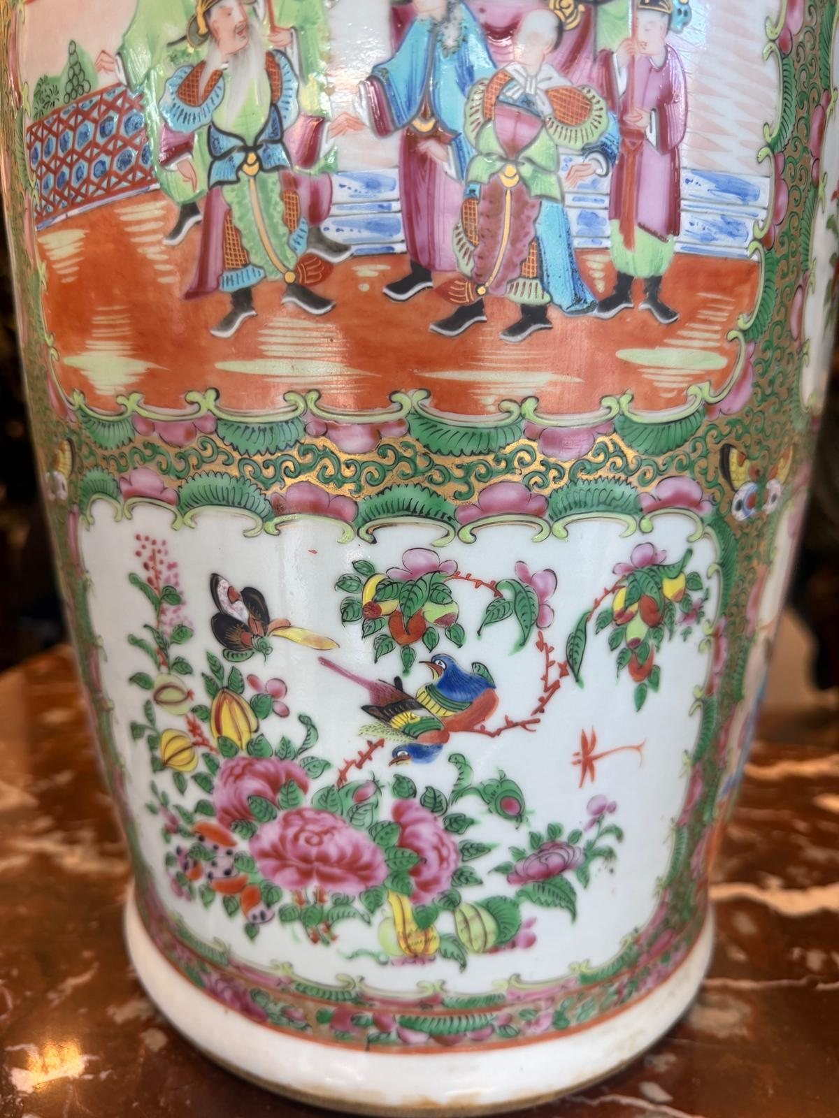Réserve à décor d'oiseaux, de papillons et de pivoines sur fond blanc, encadrée de rinceaux verts et or