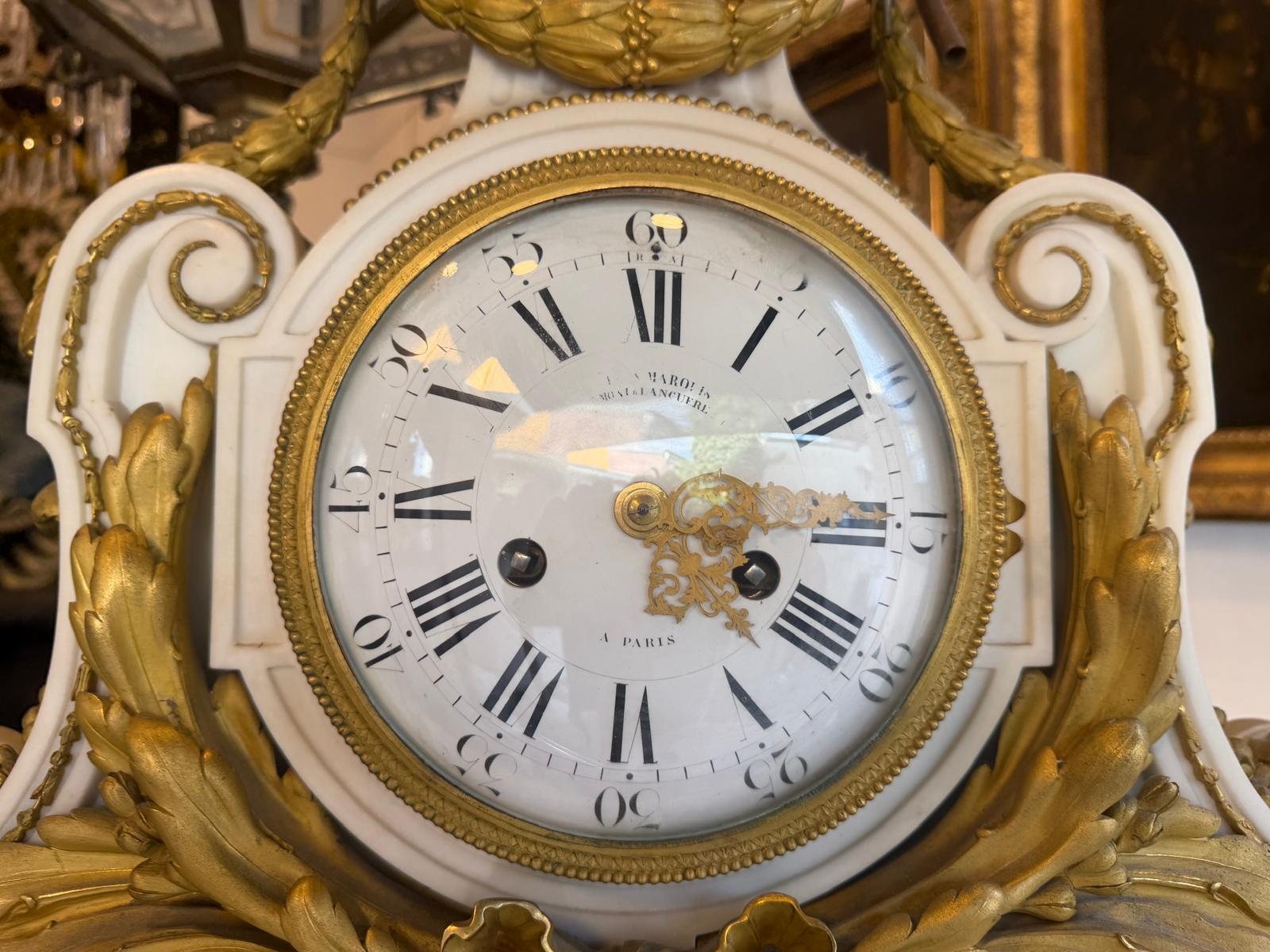 Cadran en émail blanc à chiffres romains pour les heures et arabes pour les minutes, signé à Paris, cerclé de bronze doré