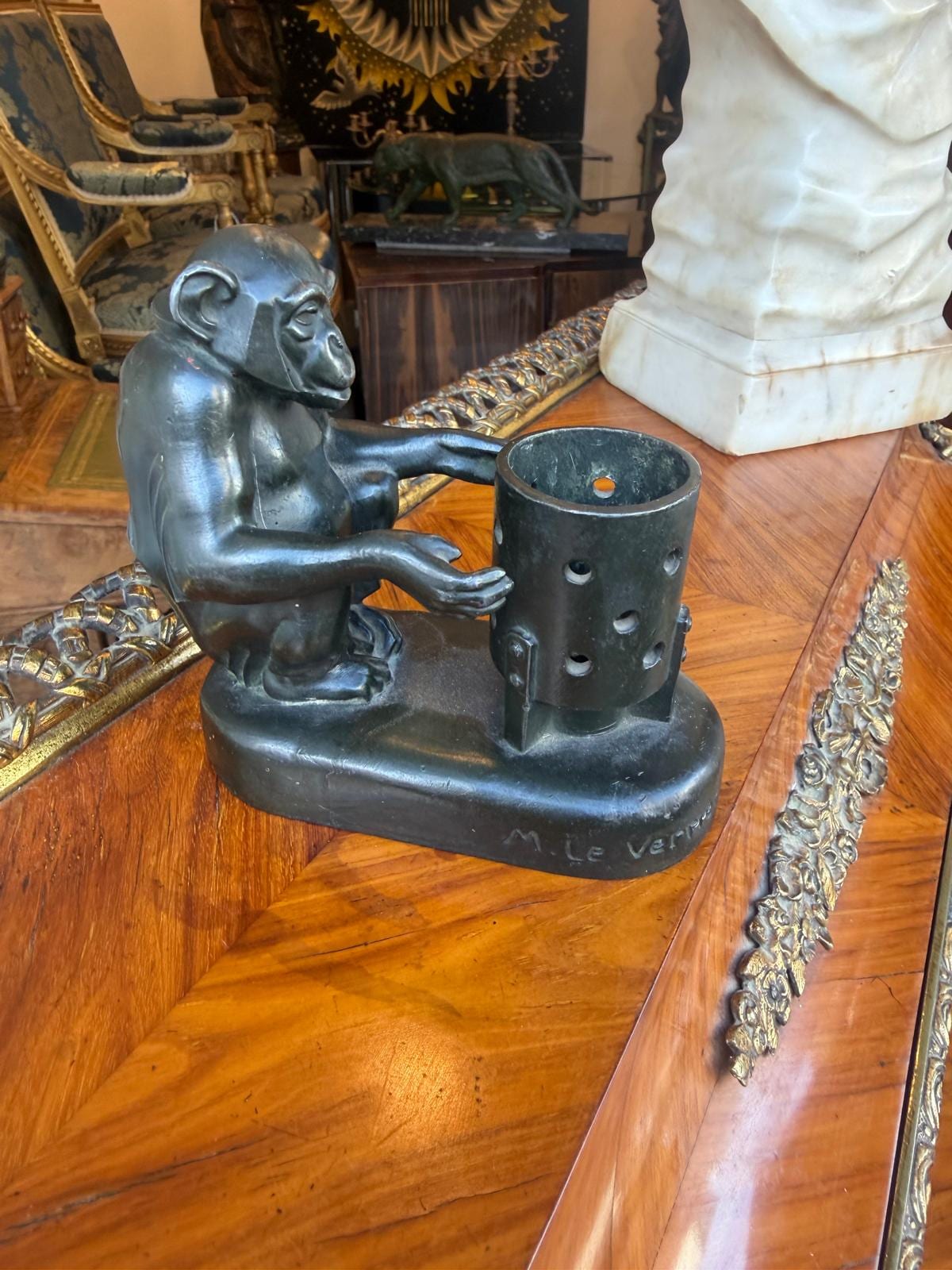 Sculpture Art déco de Max LE VERRIER : un singe assis tend les mains vers un brasero cylindrique percé de trous, sur une terrasse oblongue à patine sombre, posée sur une table en marqueterie