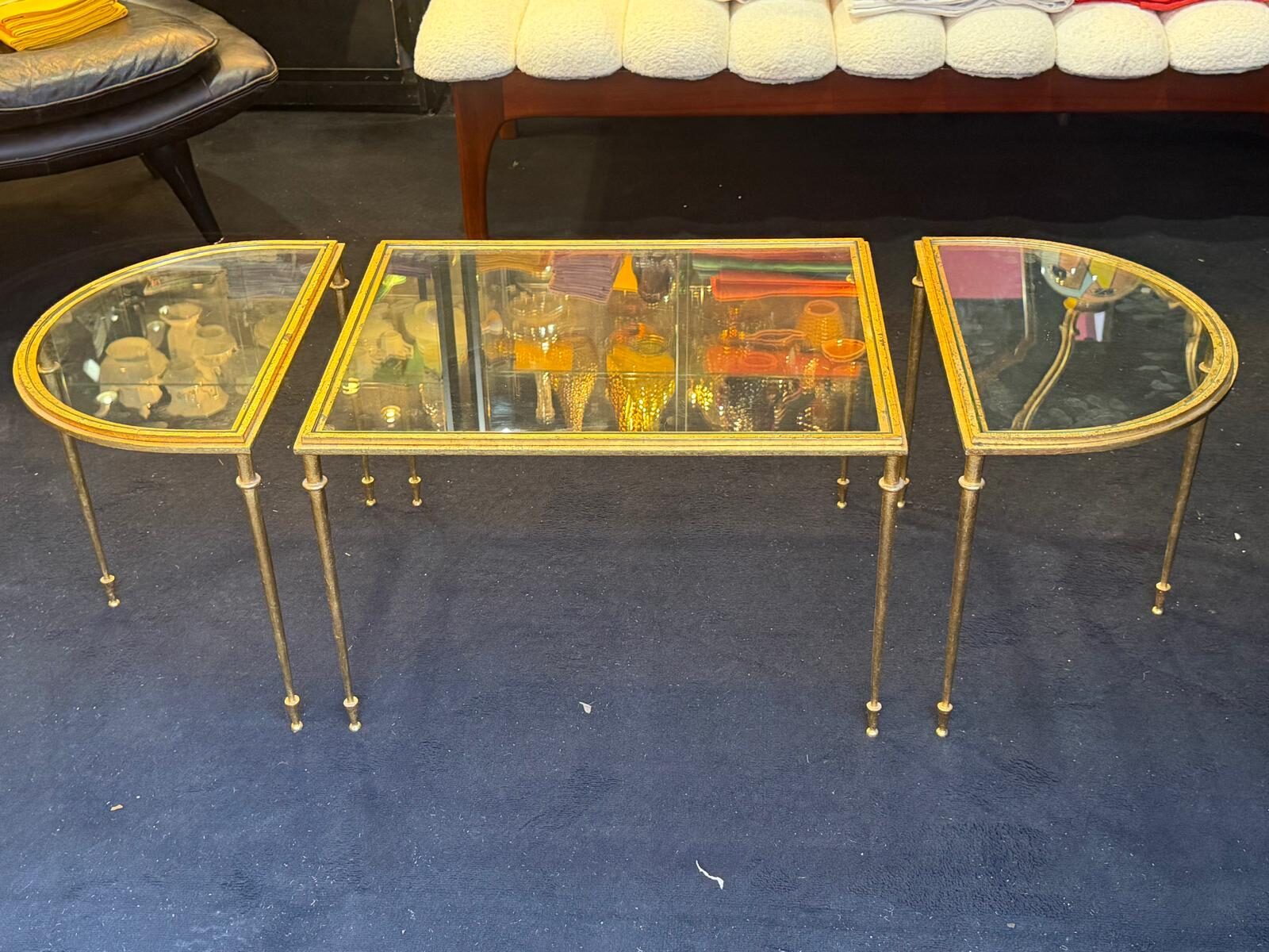 Les trois tables gigognes de Roger Thibier côte à côte, une table rectangulaire entre deux demi-lunes, fer forgé doré à la feuille et plateaux de verre