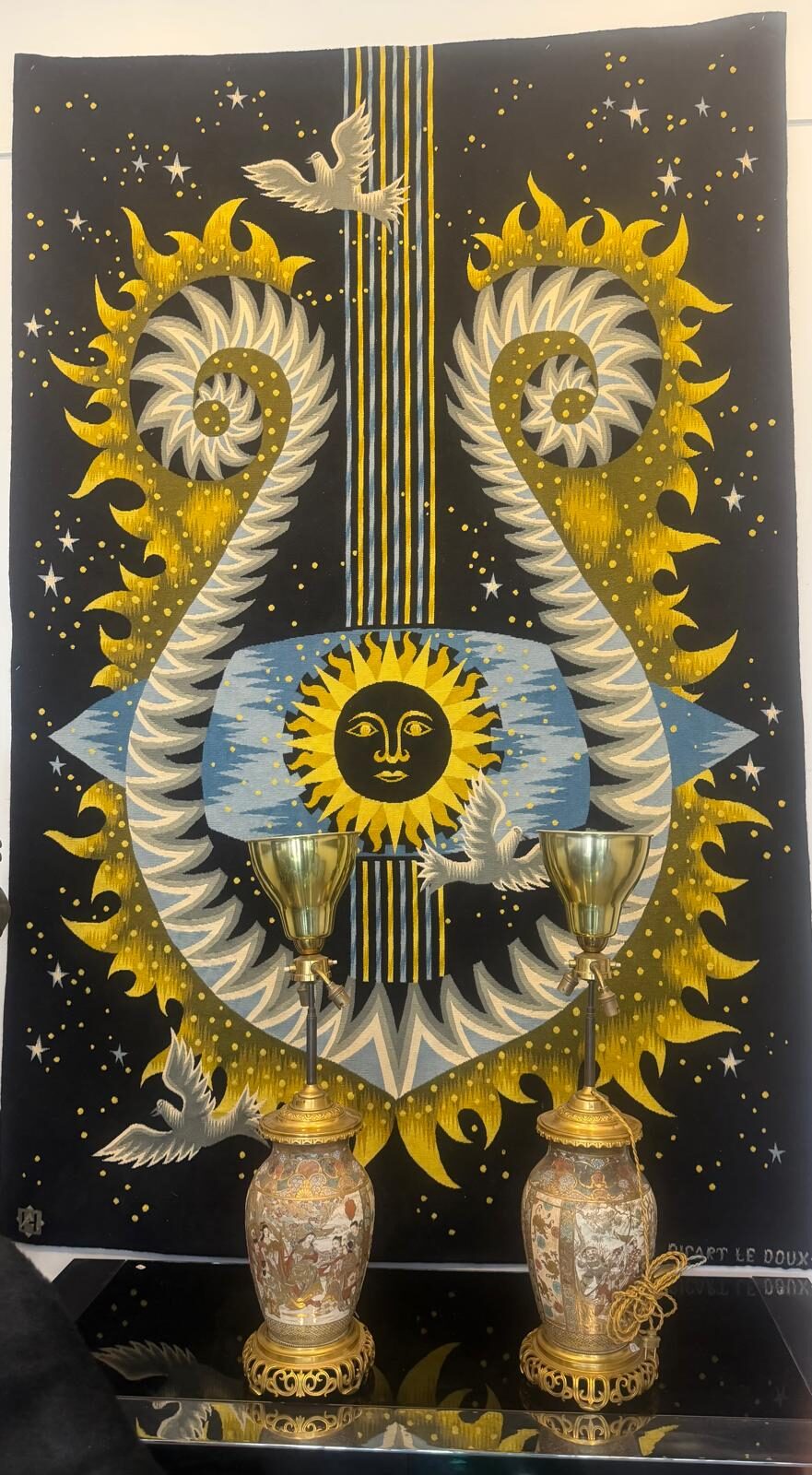 Tapisserie d'Aubusson de Jean Picart Le Doux vue en entier : soleil à visage au centre, volutes de flammes formant une lyre, colombes blanches sur fond noir étoilé